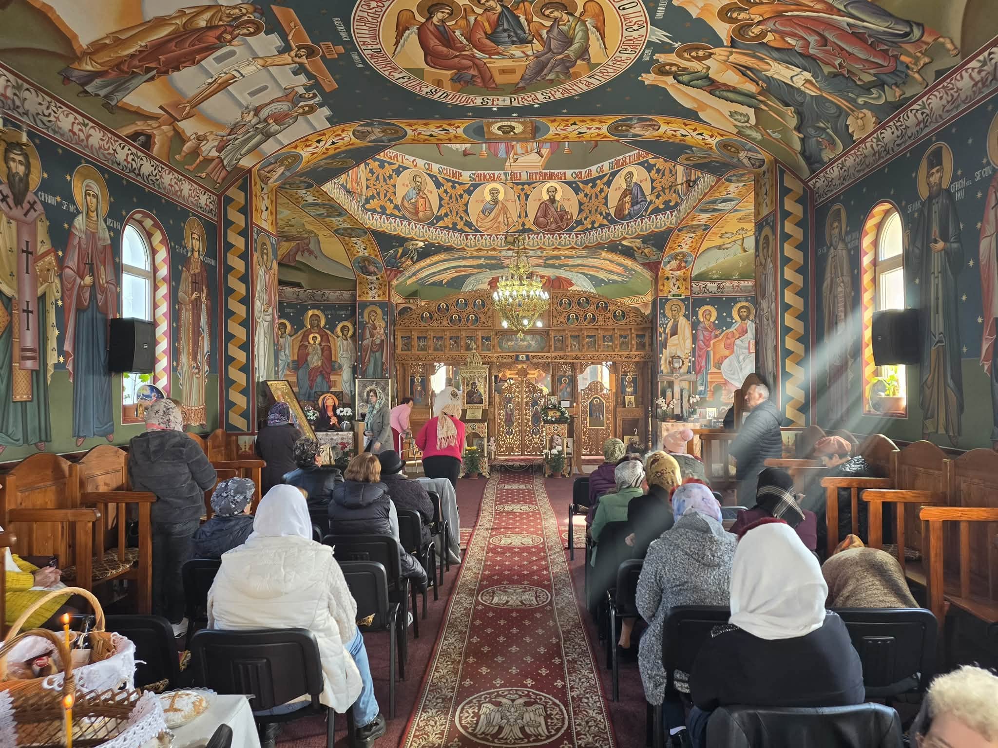 You are currently viewing Sărbătoare în satul Dumbrava, din comuna Ulmi. Credincioșii s-au adunat la hramul bisericii