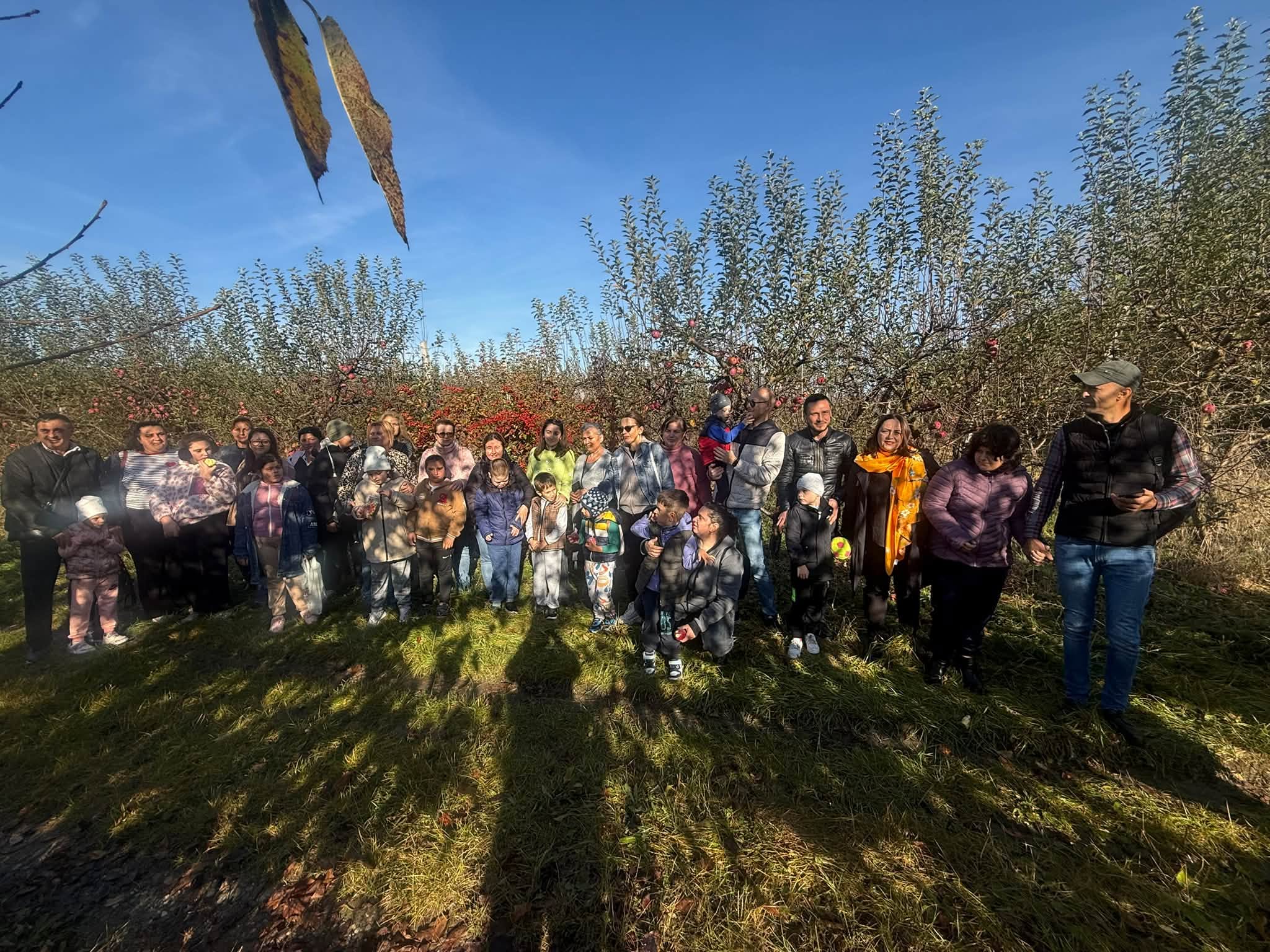 You are currently viewing O zi despre natură, dar mai ales despre oameni. Copiii de la Școala Gimnazială Specială Târgoviște, în vizită la Stațiunea Pomicolă Voinești